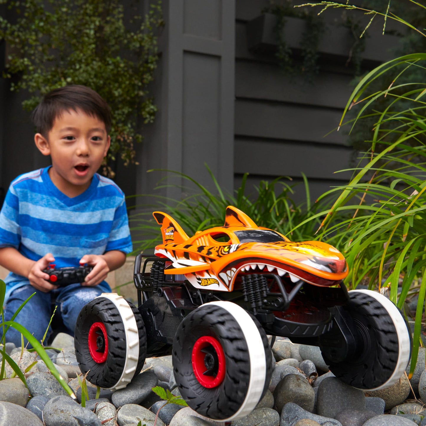 Hot Wheels Monster Trucks Veh¨ªculo a Control Remoto Tiger Shark Escala 1:15